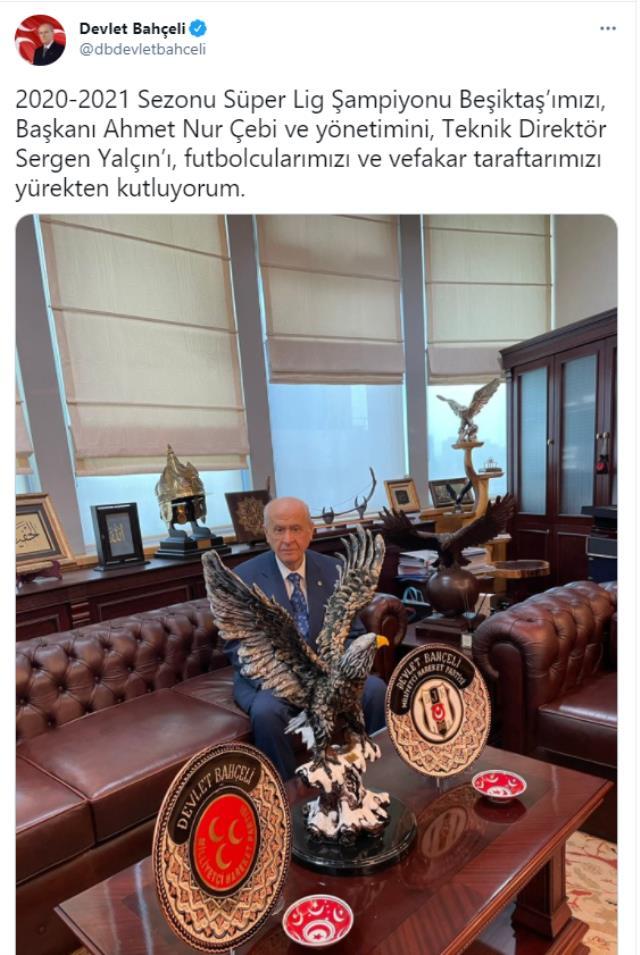 MHP Genel Başkanı Devlet Bahçeli, kartal biblosuyla verdiği pozla Beşiktaş'ı kutladı