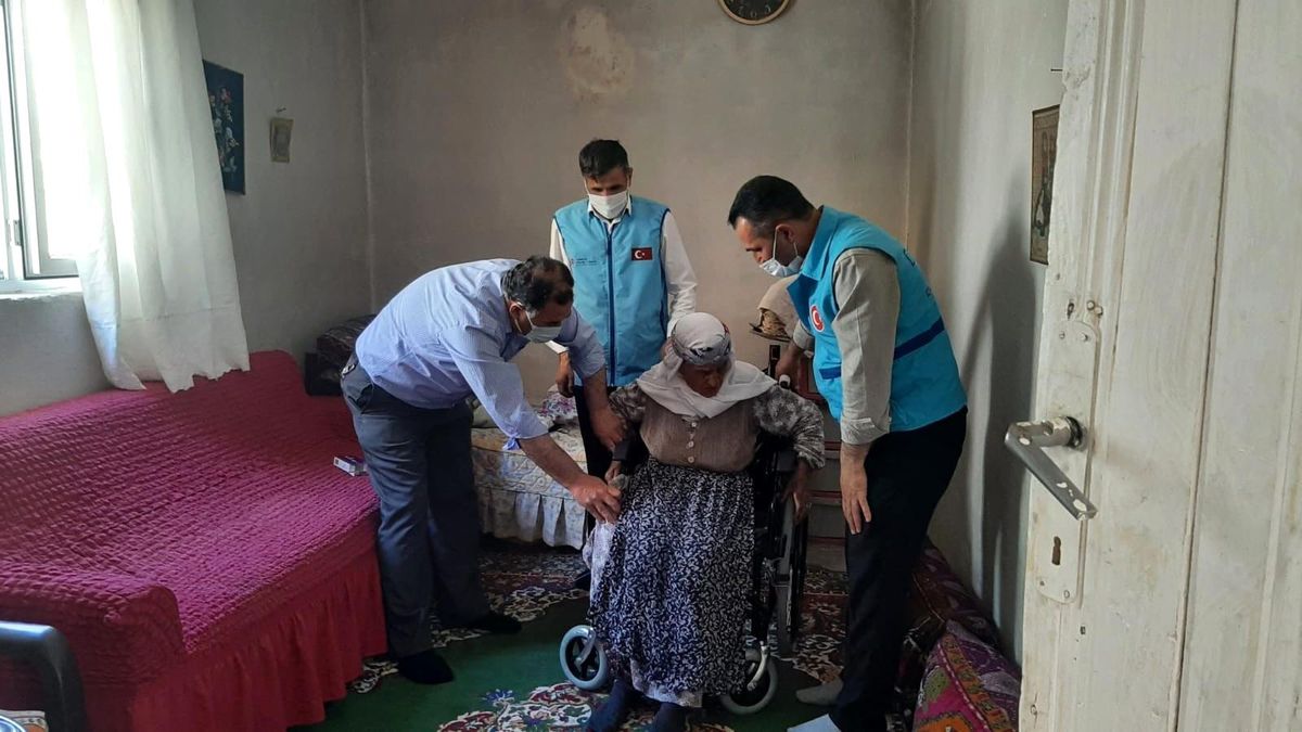Müftülükten engellilere sandalye desteği
