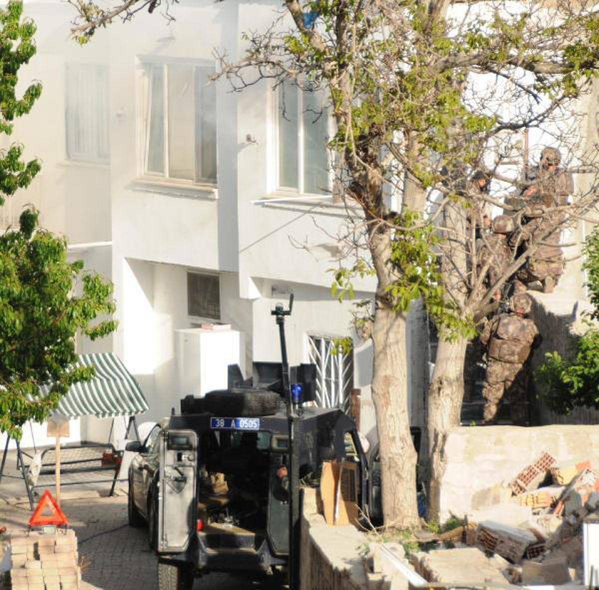 Pencereden tüfekle rastgele ateş açtı: 1 yaralı (2)