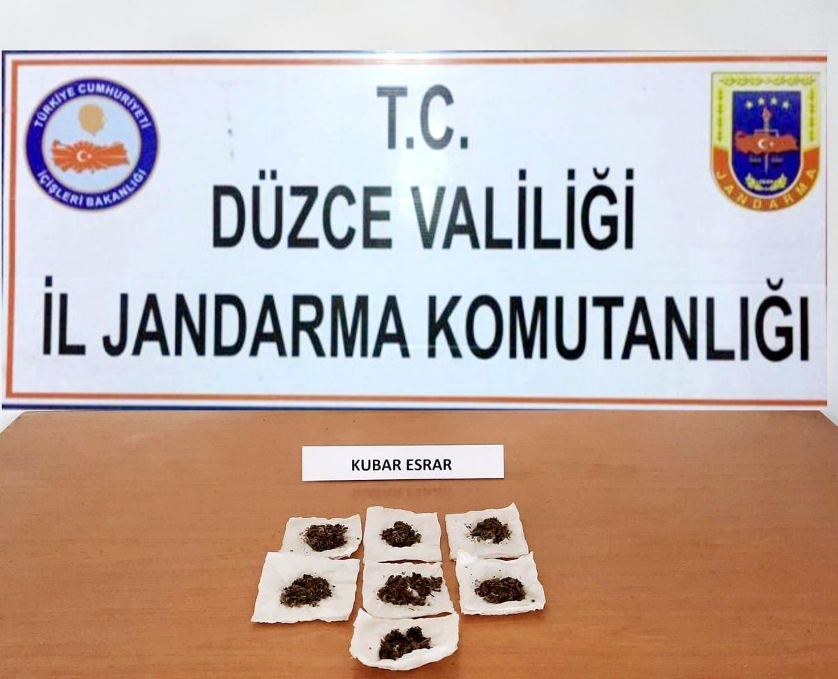 Sürücüden şüphelenen jandarma araç içinde uyuşturucu yakaladı