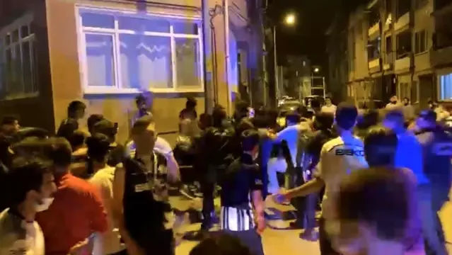 Son dakika haberi... Taraftarlar birbirine girdi, çok sayıda polis müdahale etti Son dakika haberi... Taraftarlar birbirine girdi, çok sayıda polis müdahale etti