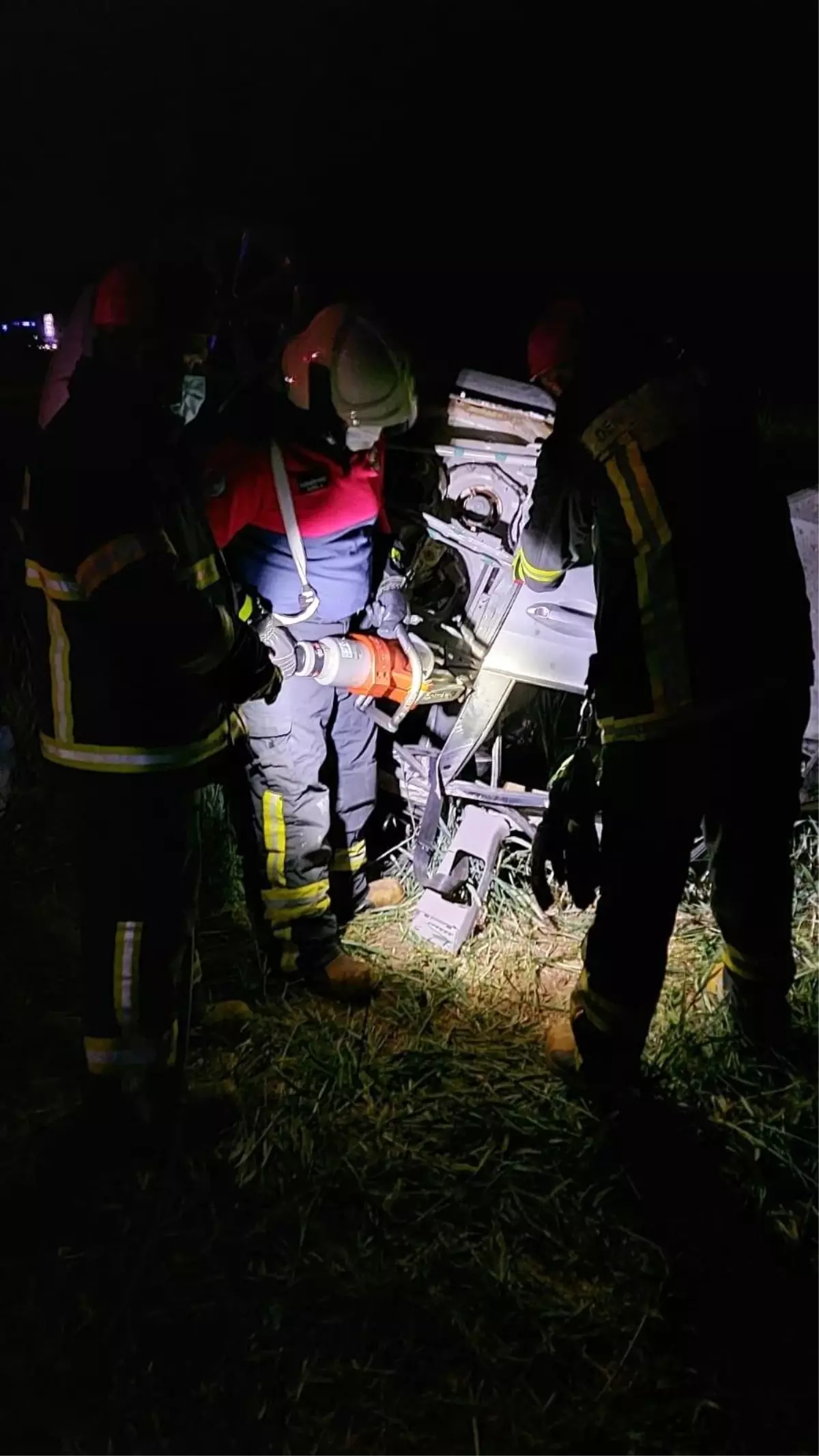 Tarlaya uçan otomobilde 2 kişi öldü, 2 kişi yaralandı