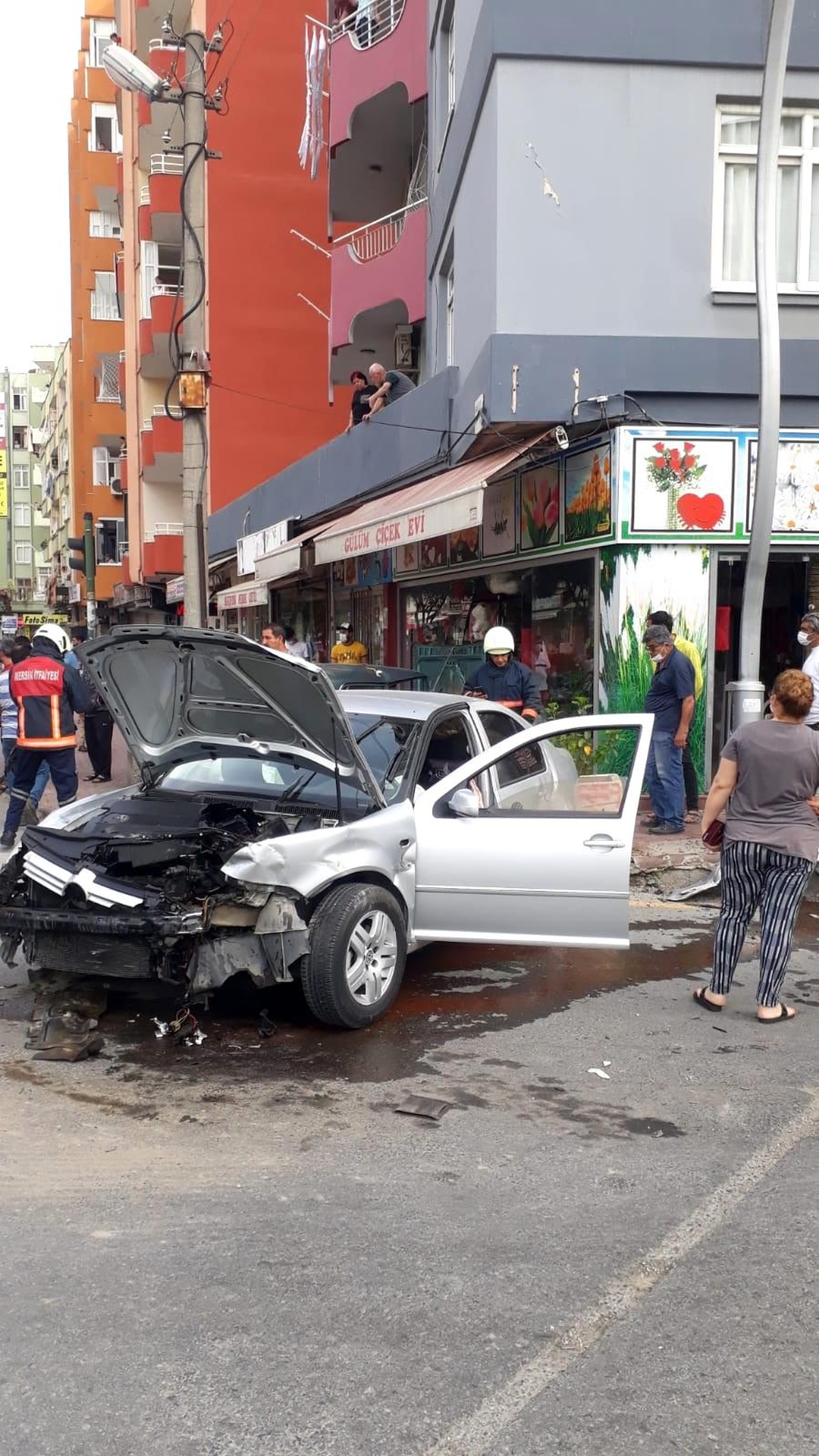 Tarsus\'ta iki otomobil çarpıştı: 1 yaralı