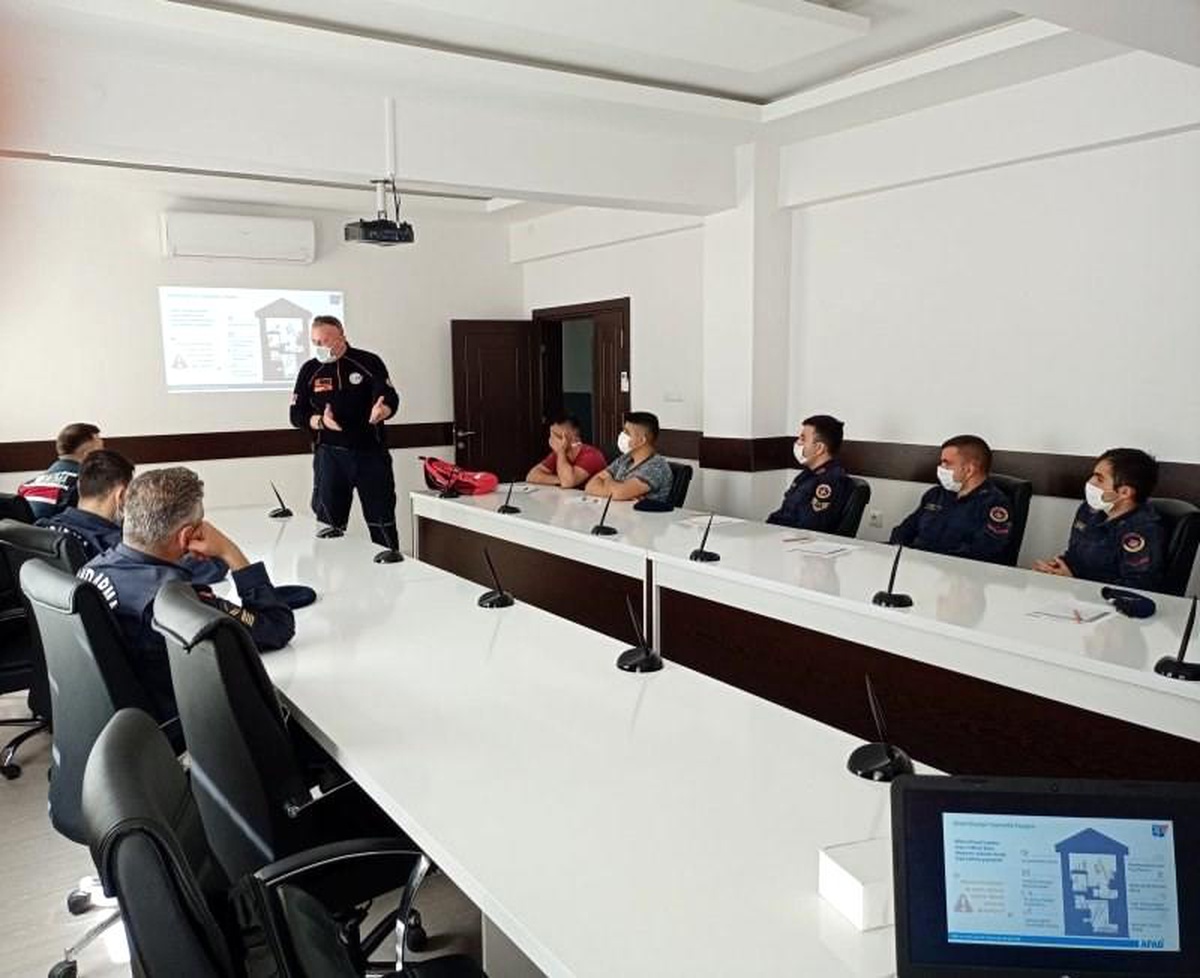 2. Jandarma Eğitim Tugay Komutanlığındaki acemi erlere eğitim