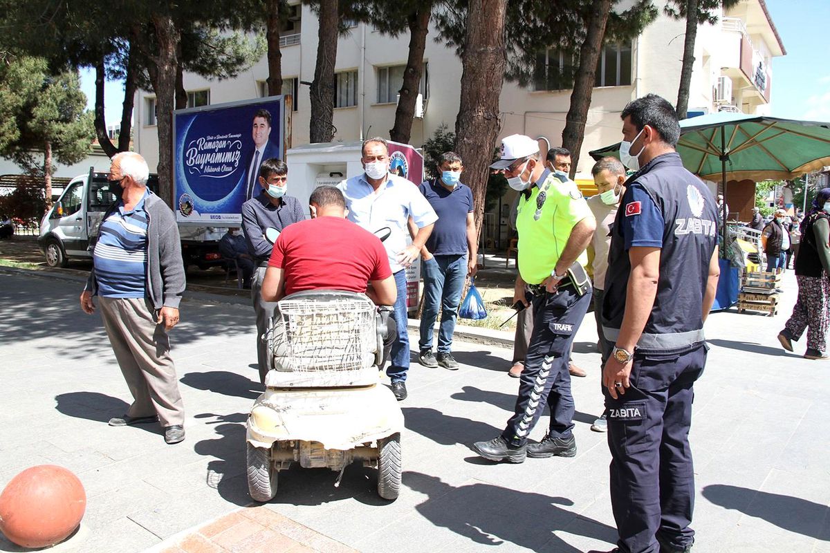 Açık kasa kamyonetin çarpıp kaçtığı engelli vatandaş yaralandı