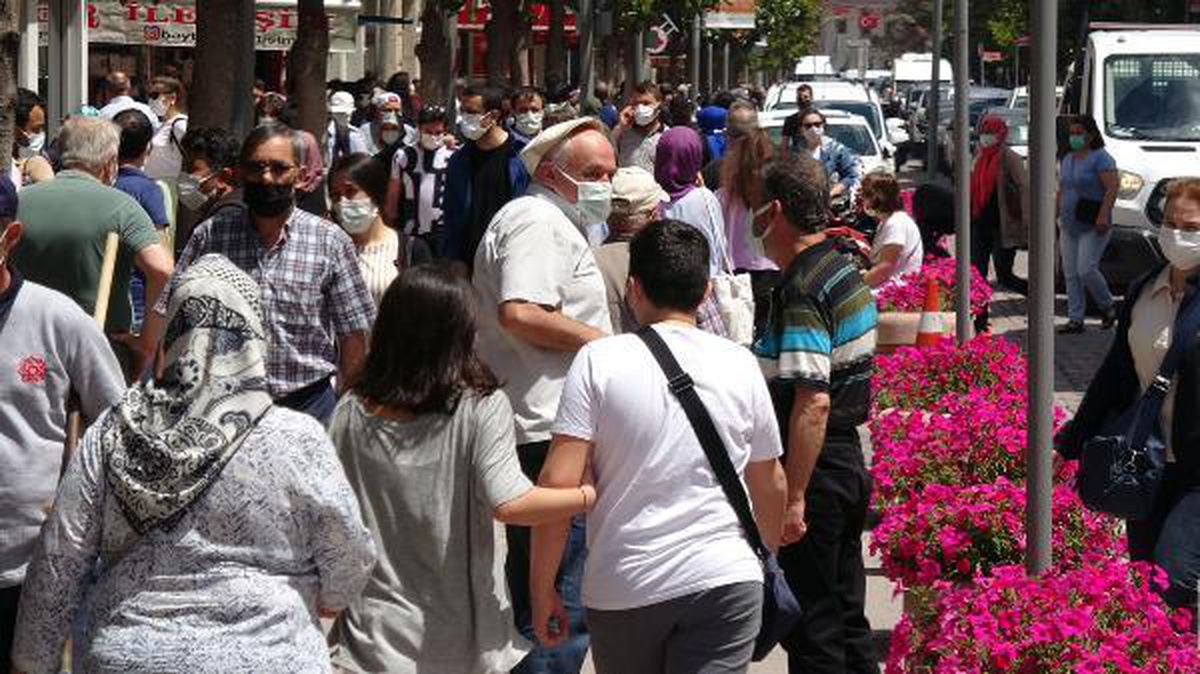 Balıkesir\'de tam kapanma sonrası cadde ve sokaklar doldu