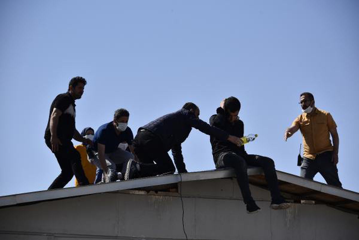 İntihar etmek için çatıya çıkan adama, telefonla konuşurken polis müdahale etti