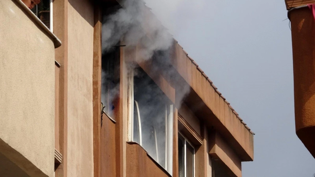 Çekmeköy\'de sitede korkutan yangın: 2 kişi mahsur kaldı