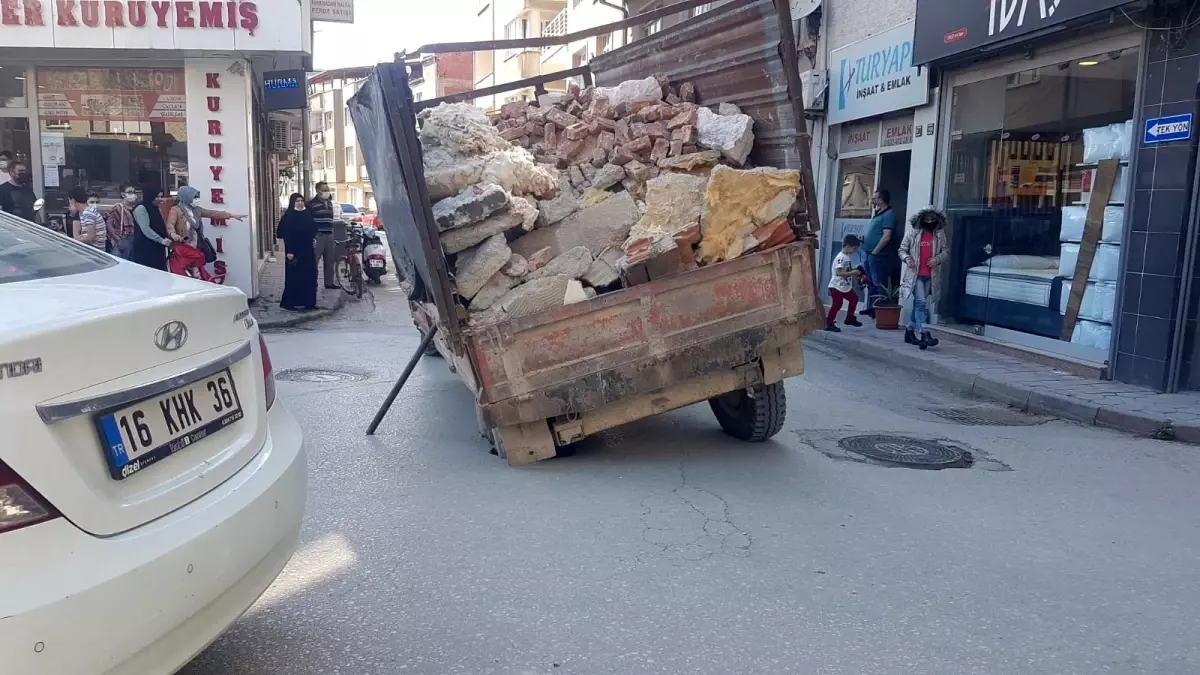 Çöken yola saplanan römorka demir çubuklu önlem