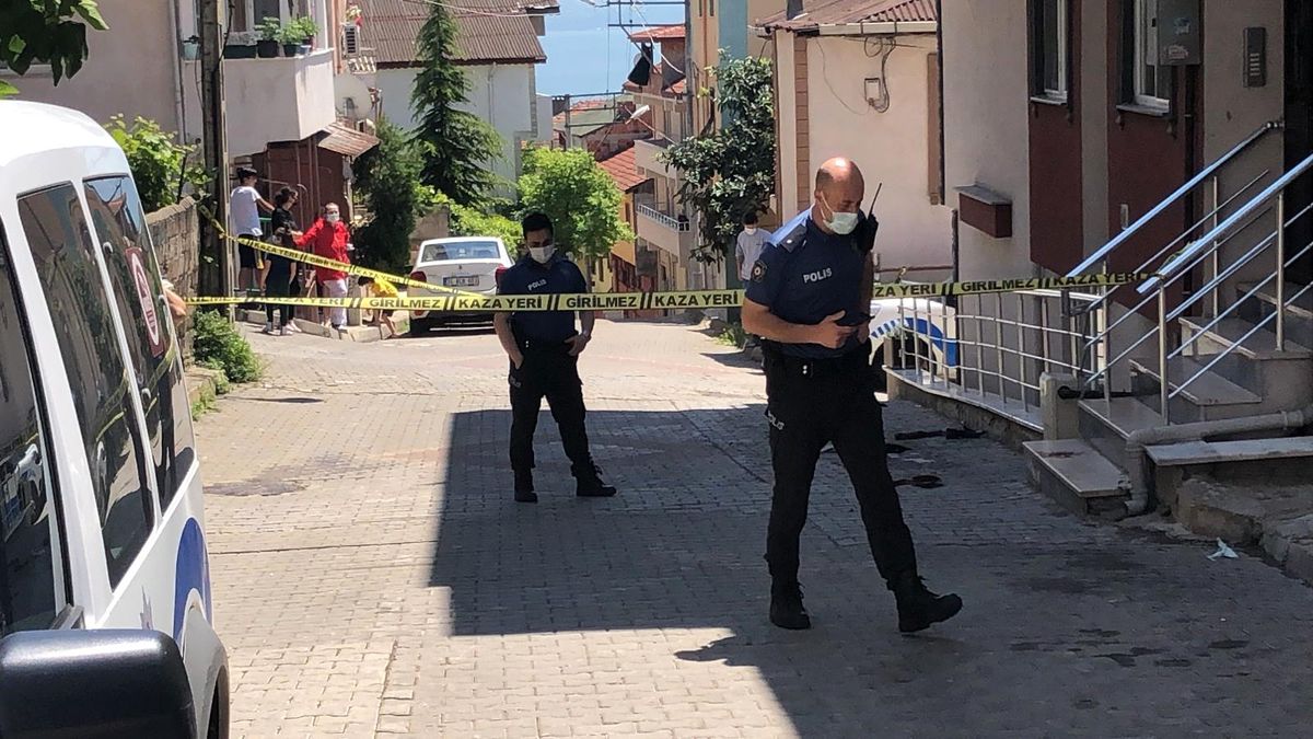 Damadı ile birlikte evini basan dünürünü bıçakladı