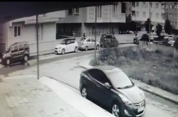 Eşiyle ayrılığından sorumlu tuttuğu kayınbiraderine mermi yağdıran şahıs, mermisi bitince eve dönüp pompalıyla intihar etti Eşiyle ayrılığından sorumlu tuttuğu kayınbiraderine mermi yağdıran şahıs, mermisi bitince eve dönüp pompalıyla intihar etti