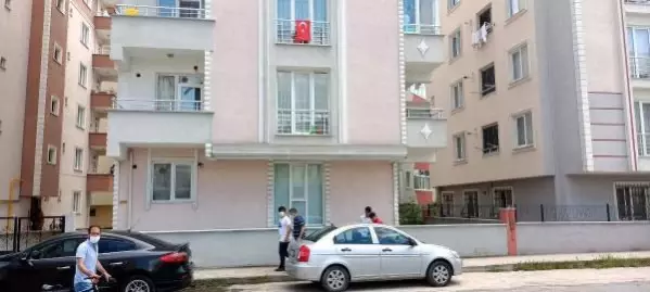 Eşiyle ayrılığından sorumlu tuttuğu kayınbiraderine mermi yağdıran şahıs, mermisi bitince eve dönüp pompalıyla intihar etti Eşiyle ayrılığından sorumlu tuttuğu kayınbiraderine mermi yağdıran şahıs, mermisi bitince eve dönüp pompalıyla intihar etti