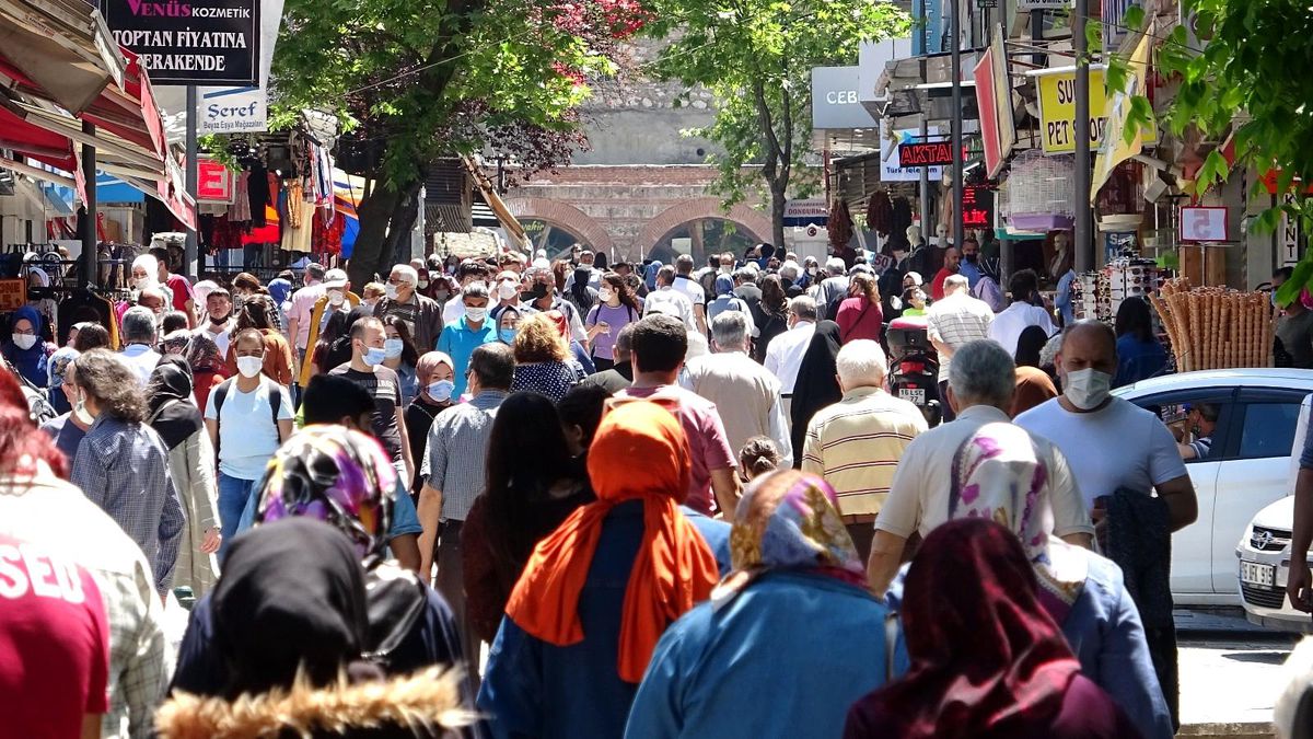 Evde bunalan vatandaşlar, kendilerini sokağa attı