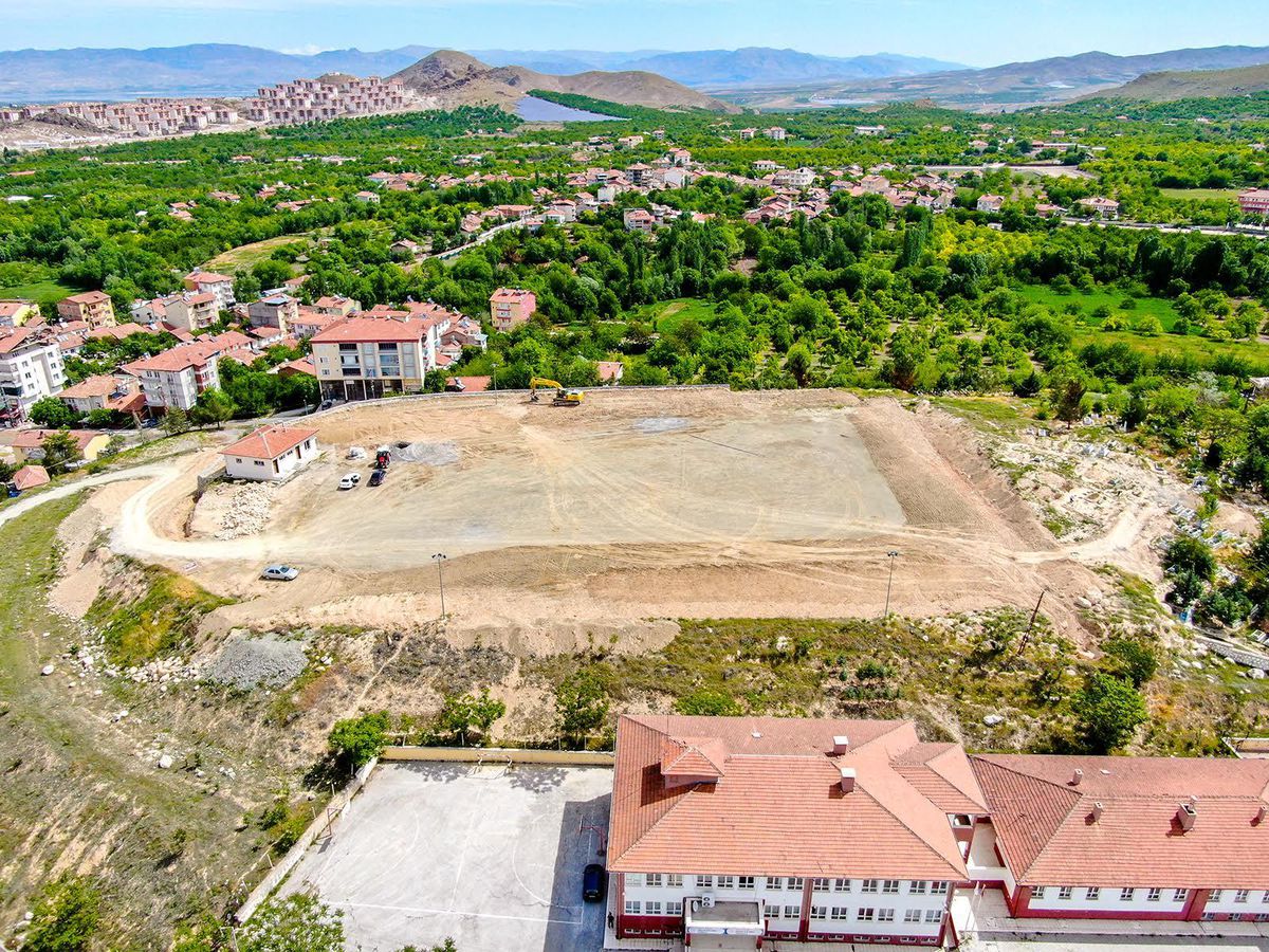 Fifa Standartlarında üç sentetik çim saha