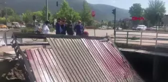 Gemlik'te anıt inşaatında çökme: 3 yaralı