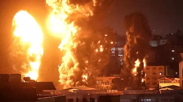 İsrail durmak bilmiyor! Gece boyunca Gazze'nin farklı noktalarını bombaladılar İsrail durmak bilmiyor! Gece boyunca Gazze'nin farklı noktalarını bombaladılar