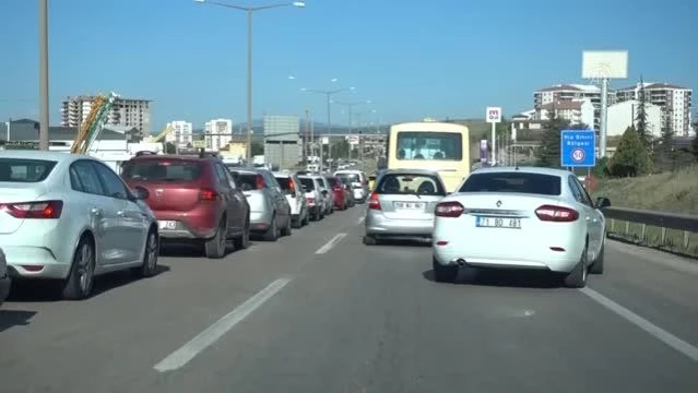 KIRIKKALE - Kilit kavşak Kırıkkale'de tam kapanma döneminin sona ermesiyle trafik yoğunluğu başladı