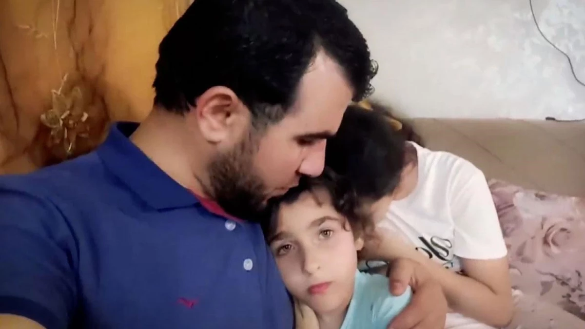 Bombalardan korkan kızlarını teselli ettiği video ile bilinen Gazzeli baba, yaşamını yitirdi