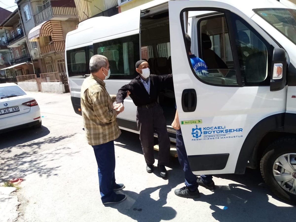 Kocaeli Zabıtası kaybolan vatandaşı ailesine teslim etti