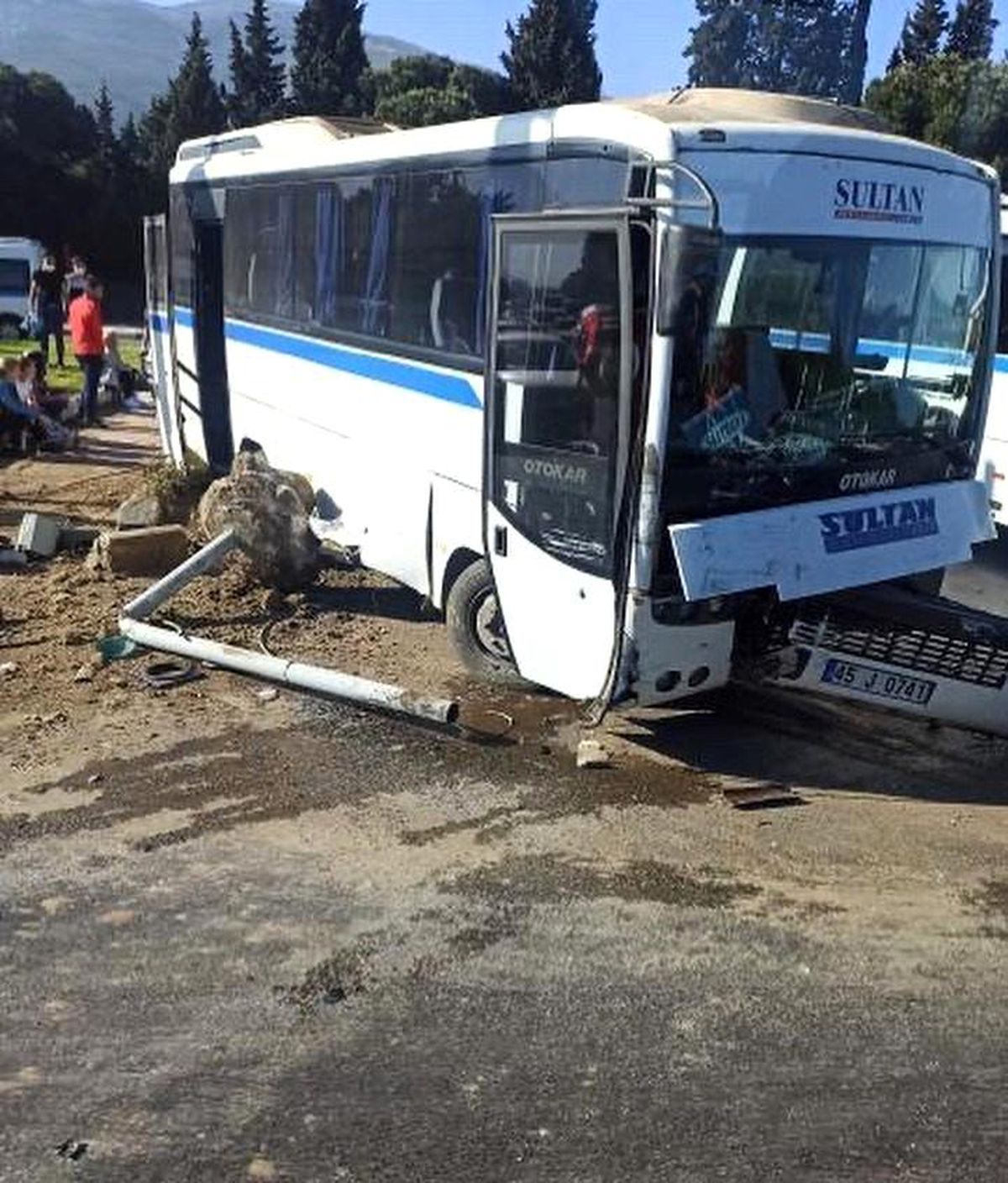 Manisa\'da otomobil ile işçi servisi çarpıştı: 3 yaralı
