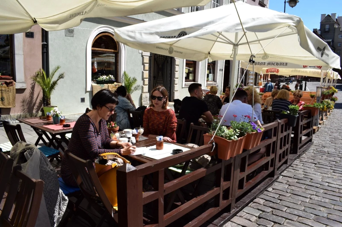 Polonya\'da halk aylar sonra yeniden açılan restoranların keyfini çıkardı