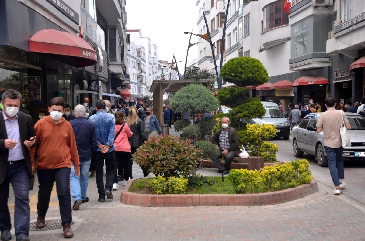 Sinop\'ta tam kapanma sonrası vatandaşlar cadde ve sokakları doldurdu
