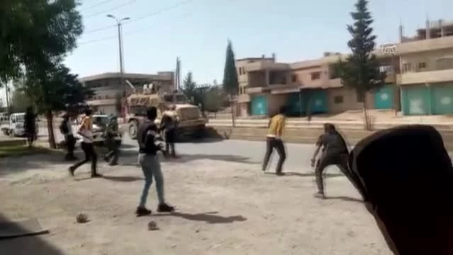 Terör örgütü YPG/PKK yandaşları Suriye'de ABD ordusu araçlarını taşladı