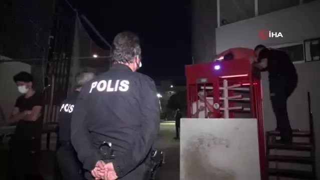 Tuvaletin turnikeli kapısına sıkıştı, 2 saat mahsur kaldı