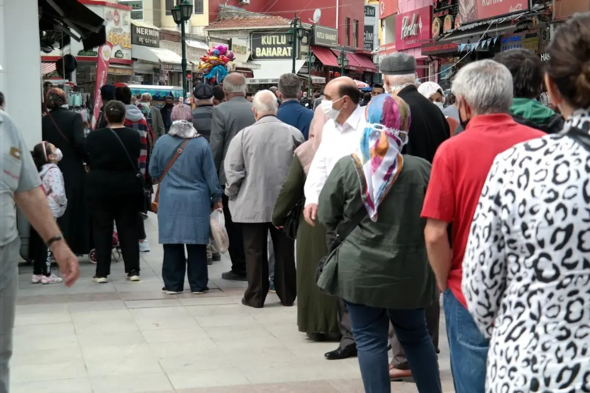 Borçlarını ödemek isteyenler uzun kuyruklar oluşturdu! Yasağın kalktığı ilk günde yine benzer görüntüler