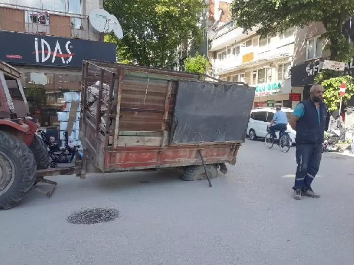 Yol çöktü, römorkun tekerliği çukura düştü