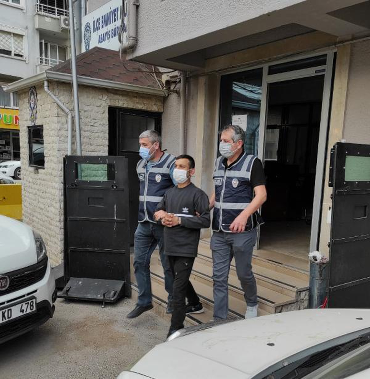 Yüksek sesle müzik dinleyen komşusunu uyardı, öldürüldü