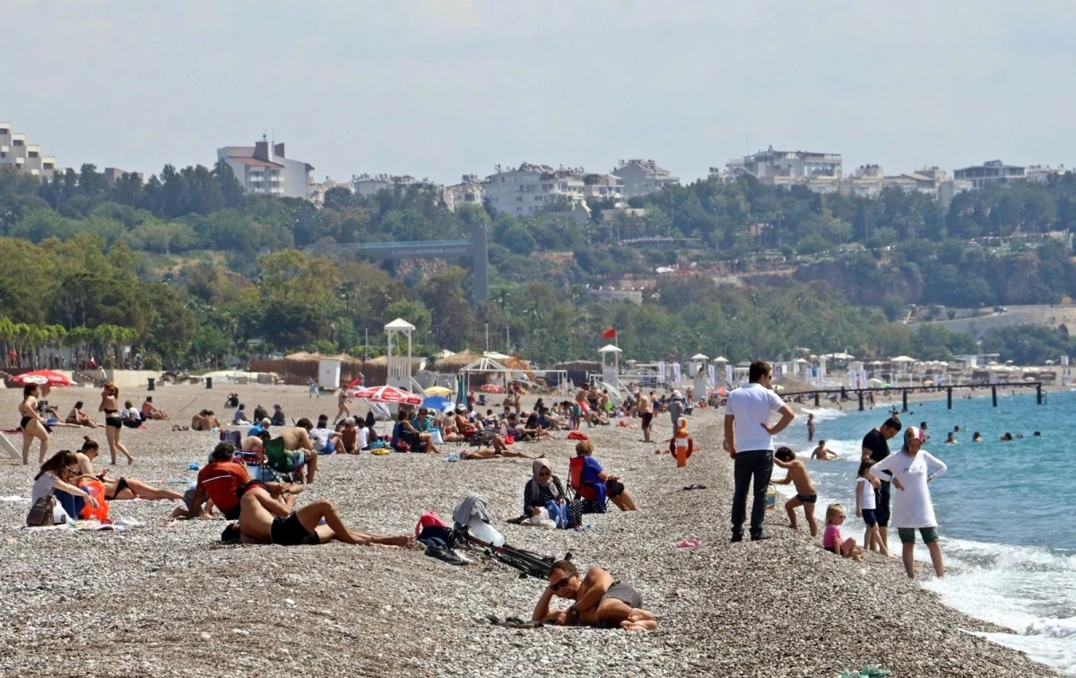 Antalya sahilleri kademeli normalleşmenin ikinci gününde de oldu taştı