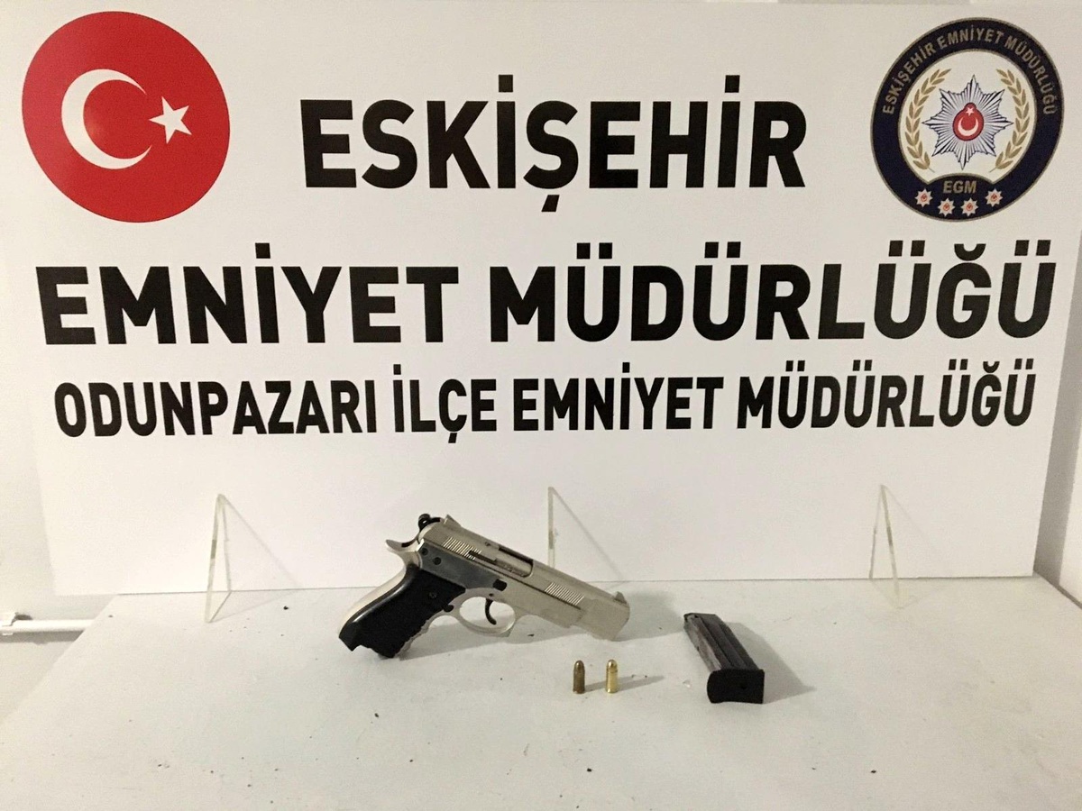 Aracında tabanca bulunan şahıs gözaltına alındı
