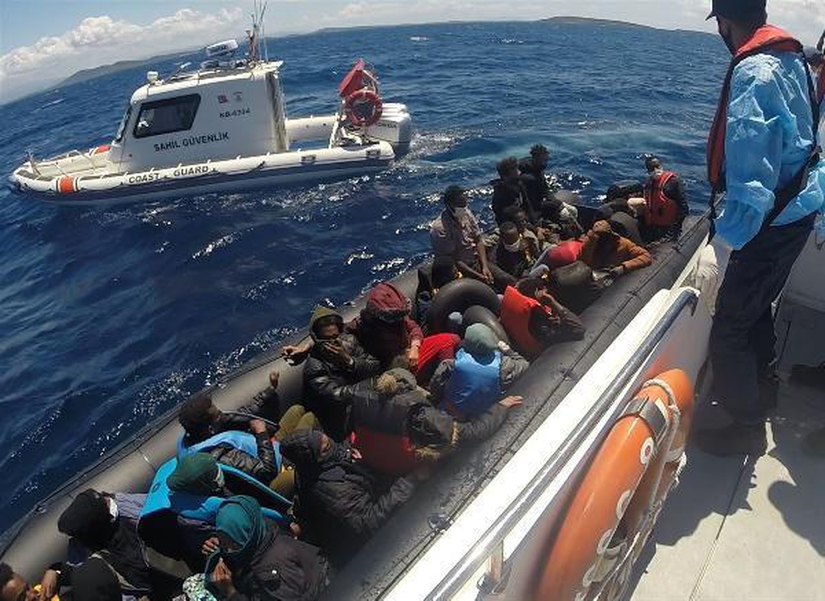 Ayvacık açıklarında 80 kaçak göçmeni Sahil Güvenlik kurtardı
