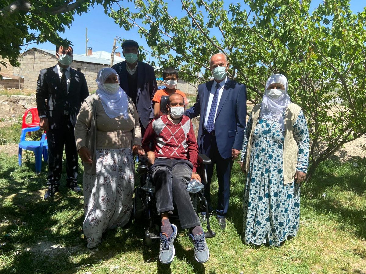 Başkan Akman\'dan engelli vatandaşa akülü sandalye
