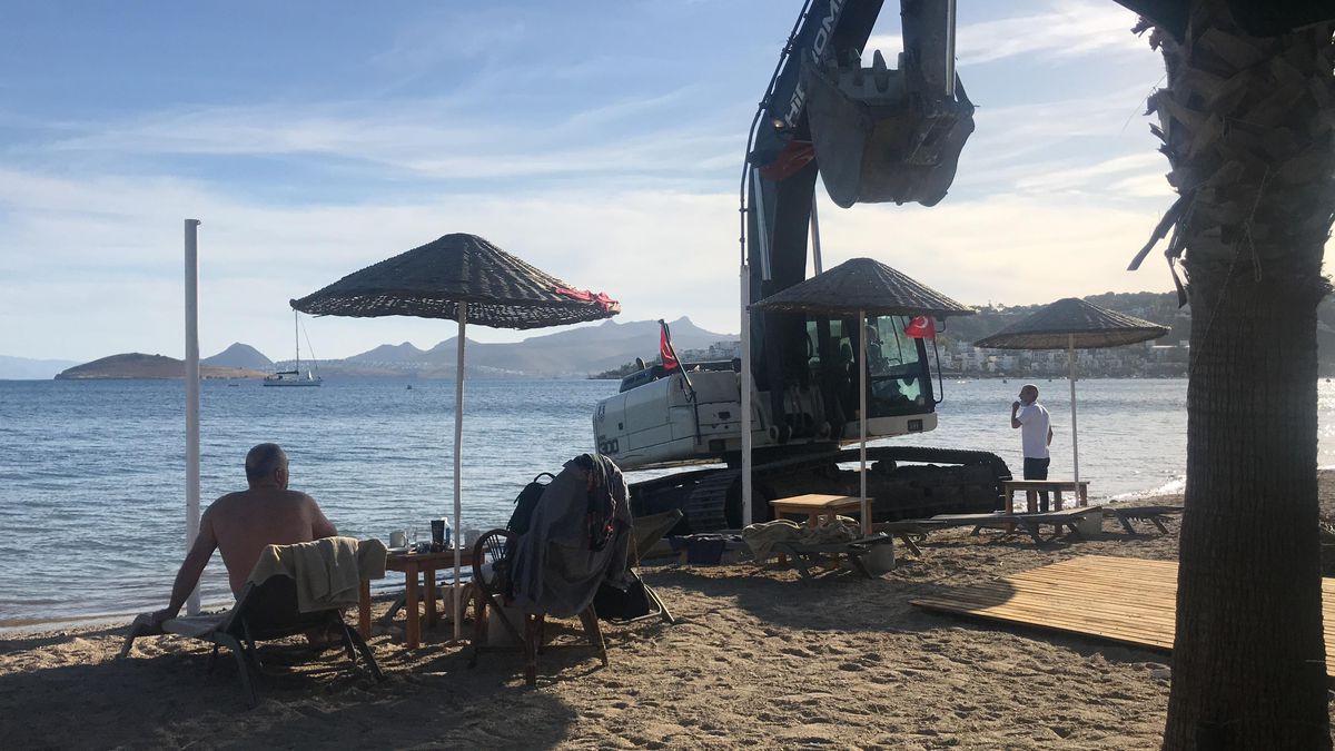 Bodrum\'da iş makinesiyle sahilde tehlikeli hareketler yapan operatör serbest bırakıldı