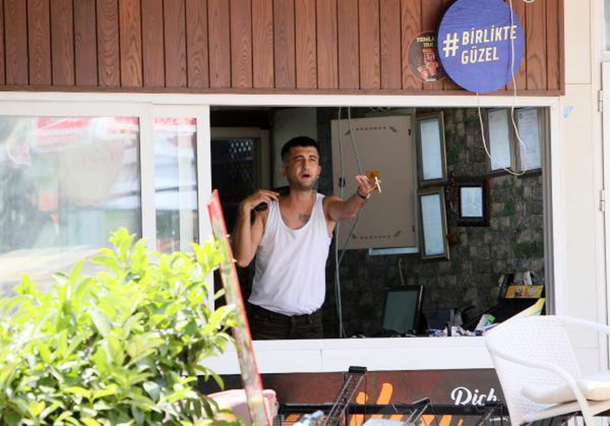Büfeci, tahliye için gelenleri görünce başına silah dayadı (2) - Yeniden