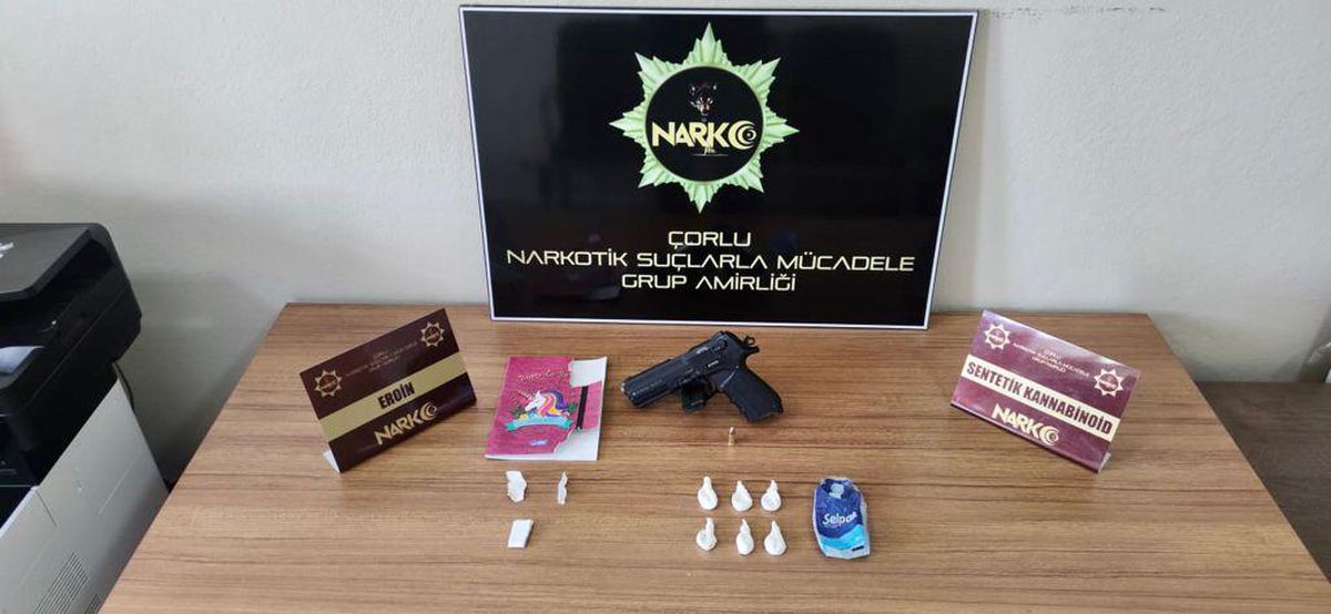 Çorlu\'da bir şüpheli polisi görünce silah ve uyuşturucuyu yere atıp kaçtı