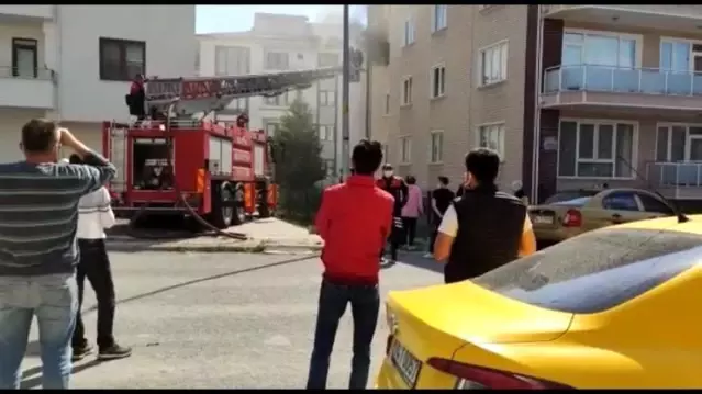 Dumanların arasında kalan engelli kadını itfaiye ekipleri kurtardı