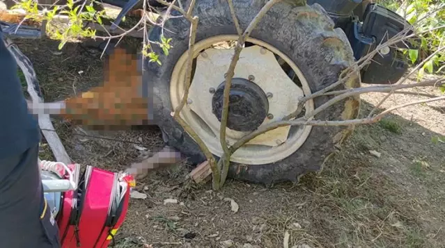 Eşinin kullandığı traktörün altında kalan talihsiz kadın feci şekilde can verdi