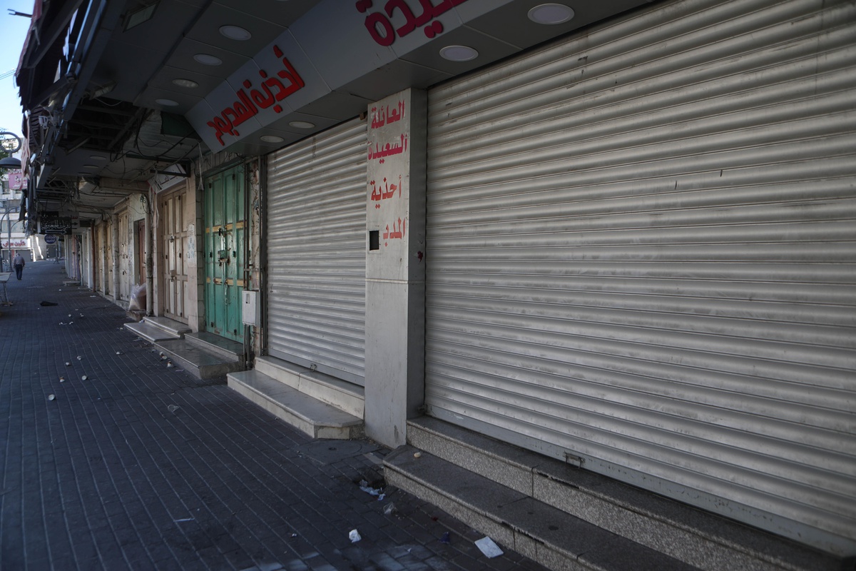 Filistinliler İsrail\'in saldırılarına tepki için greve gitti