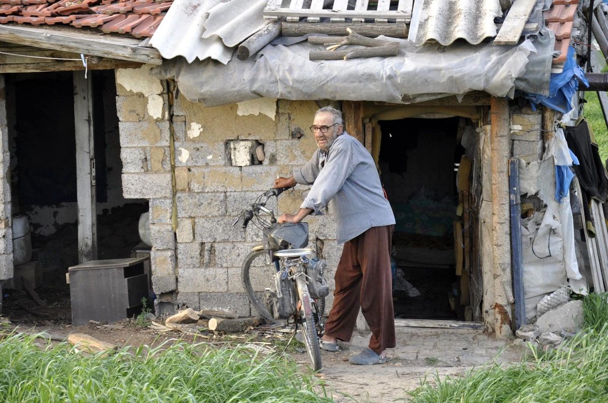 İnsanlara küstü, tarlanın ortasındaki barakada tek başına yaşamayı tercih etti