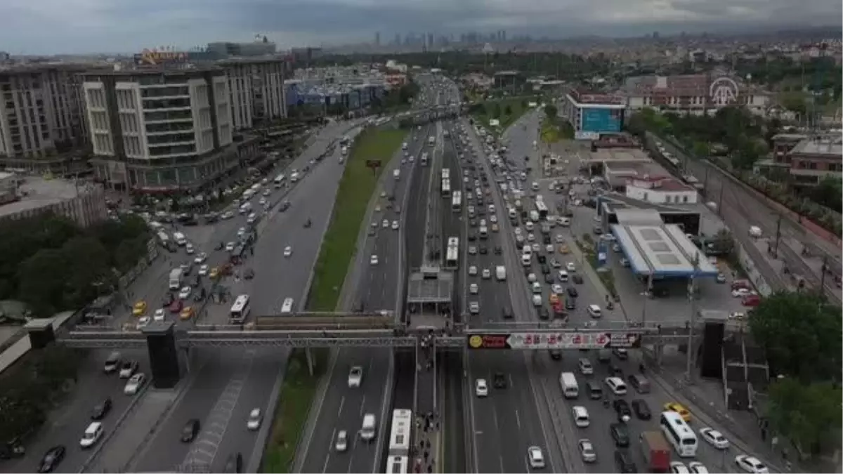 İstanbul\'da akşam trafiğinde yoğunluk yaşanıyor