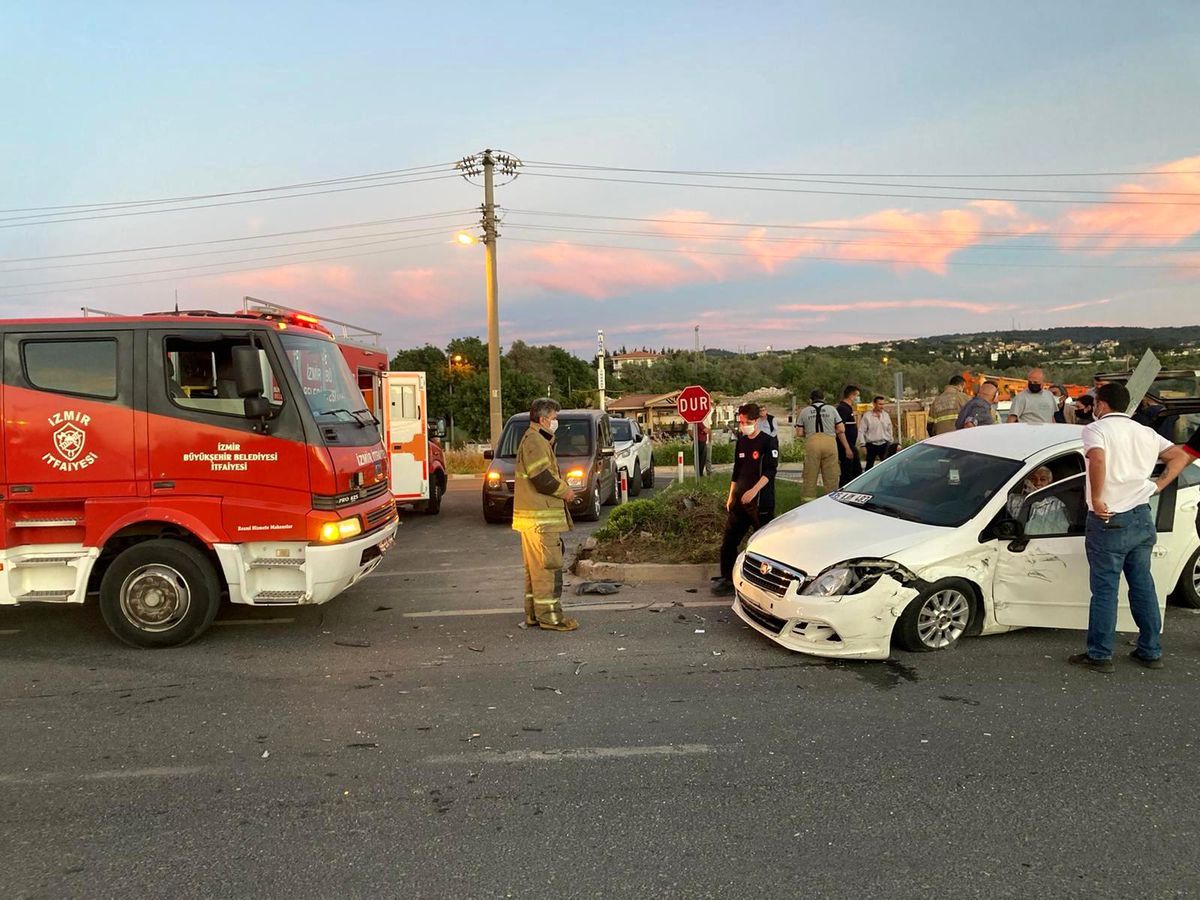 Son Dakika | İzmir\'de feci kazada can pazarı: Araçlarda sıkışan 3 kişi hastaneye kaldırıldı