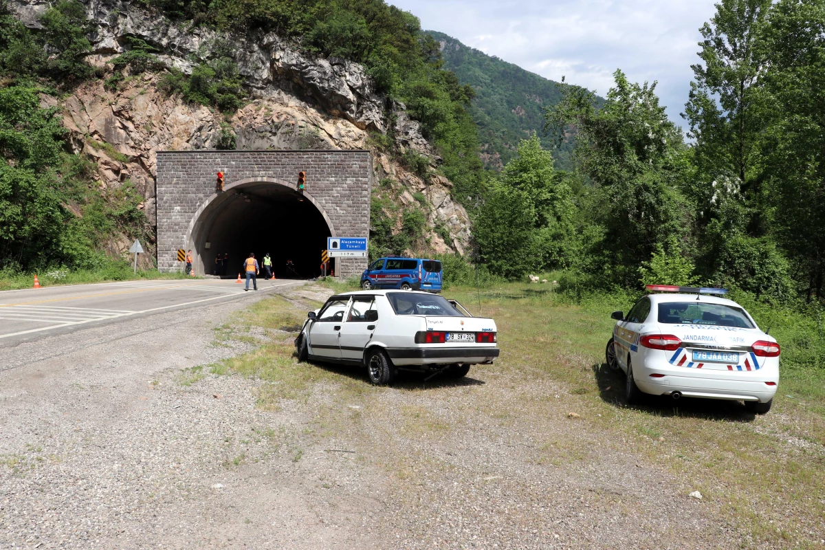 Son dakika! Karabük\'te iki otomobil çarpıştı: 1 ölü, 7 yaralı