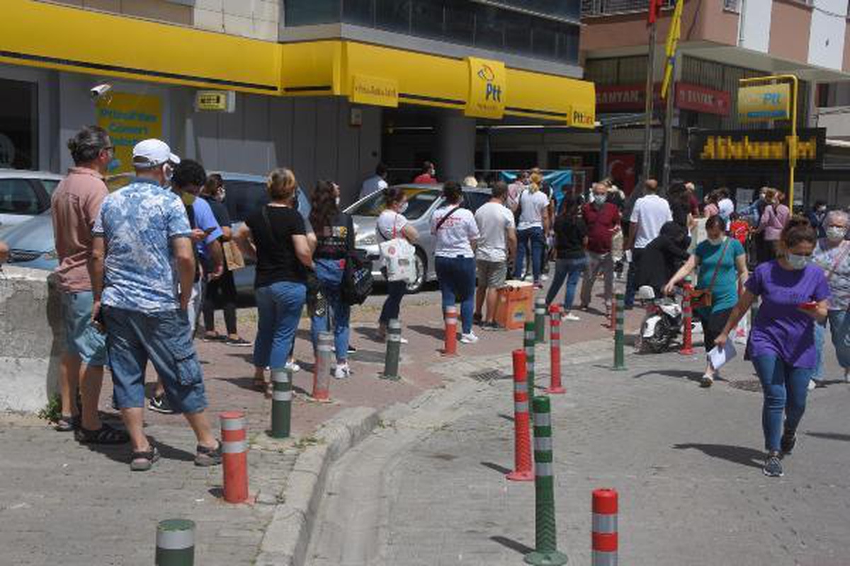 Karşıyaka\'da PTT önünde korkutan kuyruk