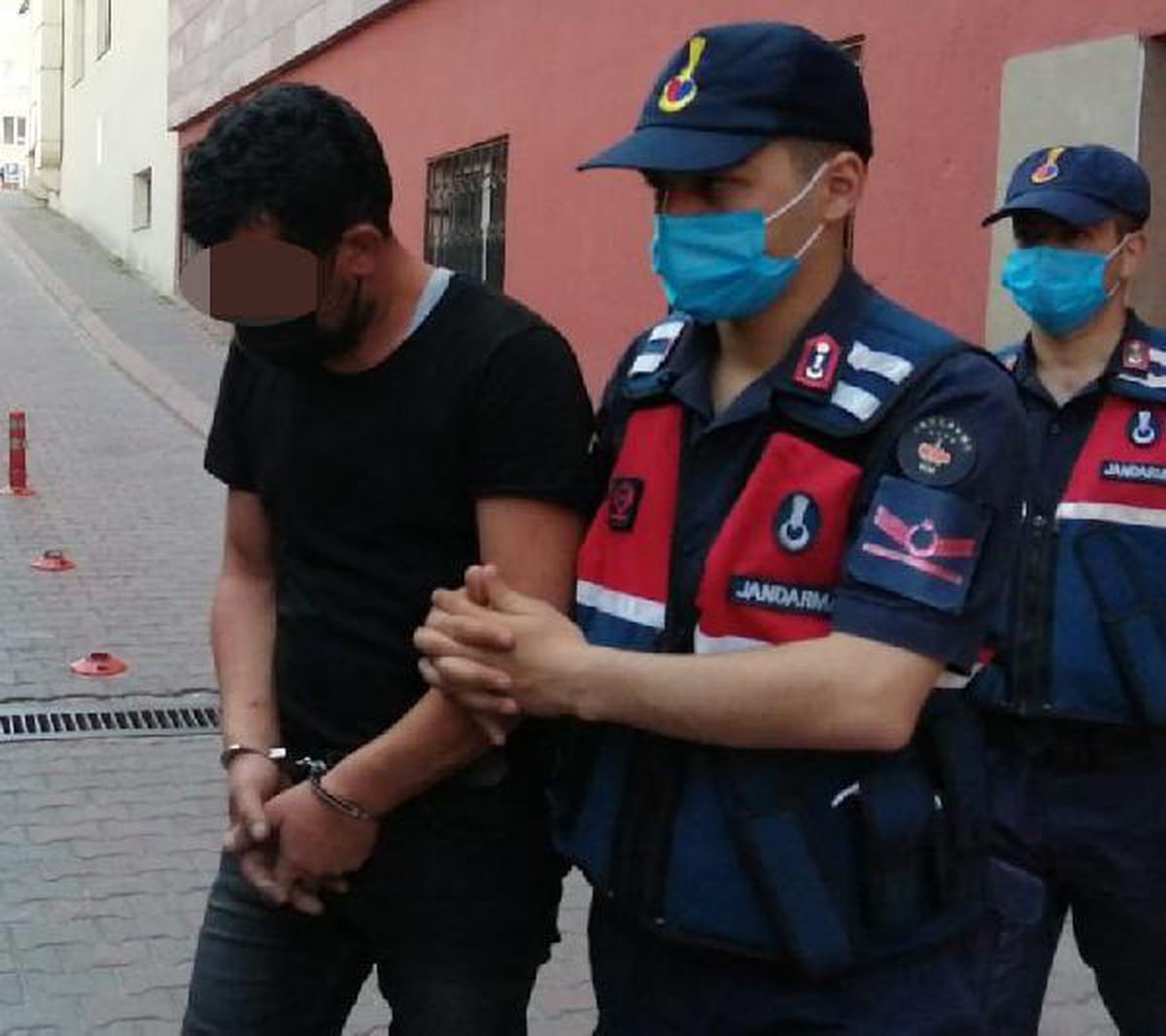 Kayseri\'de, iş yerlerinden 65 bin liralık hırsızlığın şüphelileri adliyede