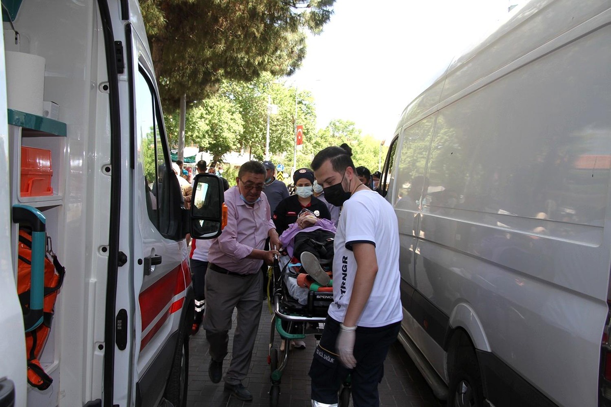 Kediye çarpmamak için manevra yaptı, motosikletten savrularak yaralandı