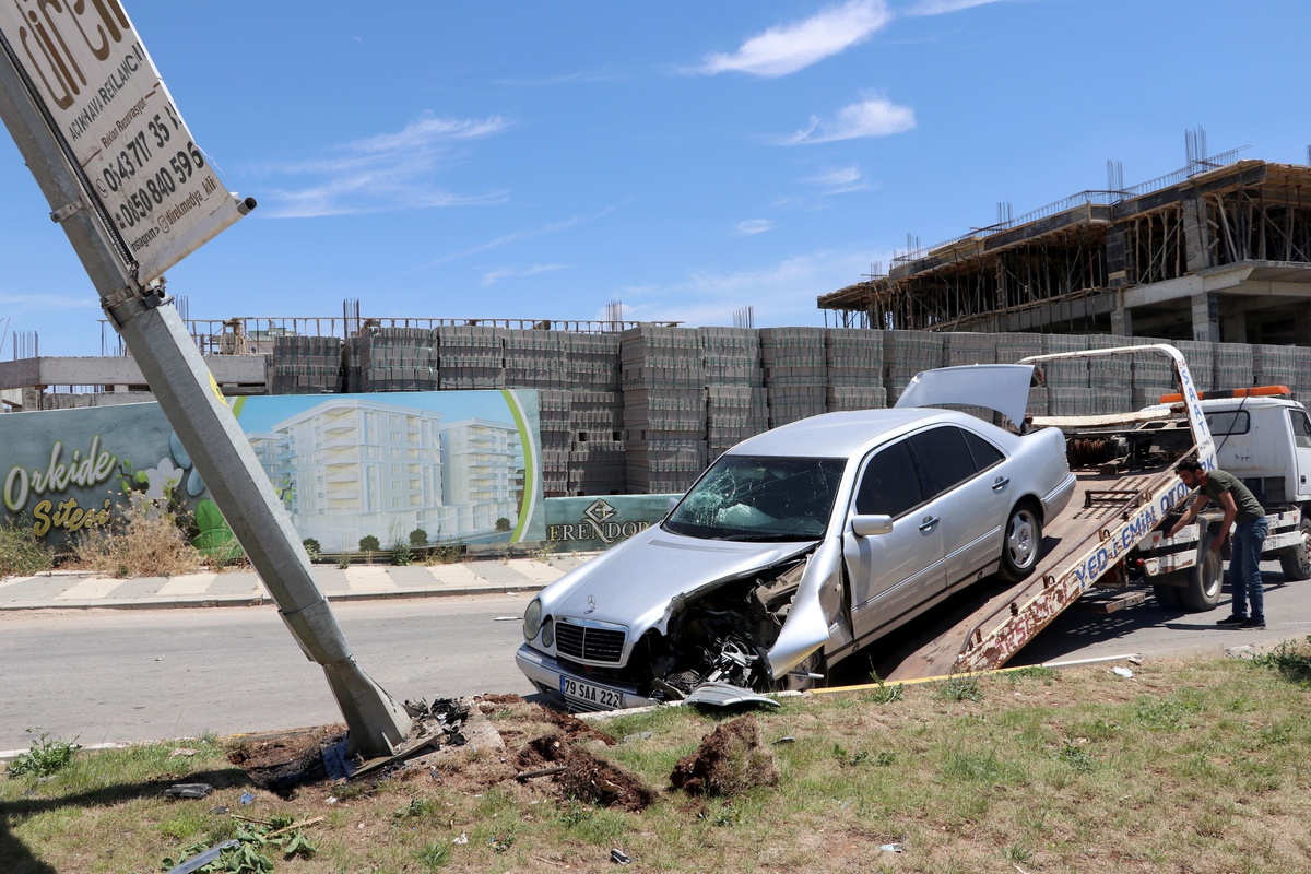 Kilis\'te aydınlatma direğine çarpan otomobile başka araç çarptı: 2 yaralı
