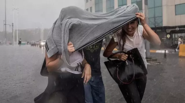 Meteoroloji'den kuvvetli yağış uyarısı! İstanbullular dikkat öğleden sonra geliyor Meteoroloji'den kuvvetli yağış uyarısı! İstanbullular dikkat öğleden sonra geliyor